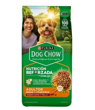 Bolsa de comida para perros Purina Dog Chow, verde, con una mujer y un perro feliz en la parte delantera.