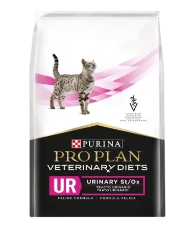 Bolsa de alimento para gatos Purina Pro Plan Veterinary Diets UR con un gato atigrado sobre fondo blanco.