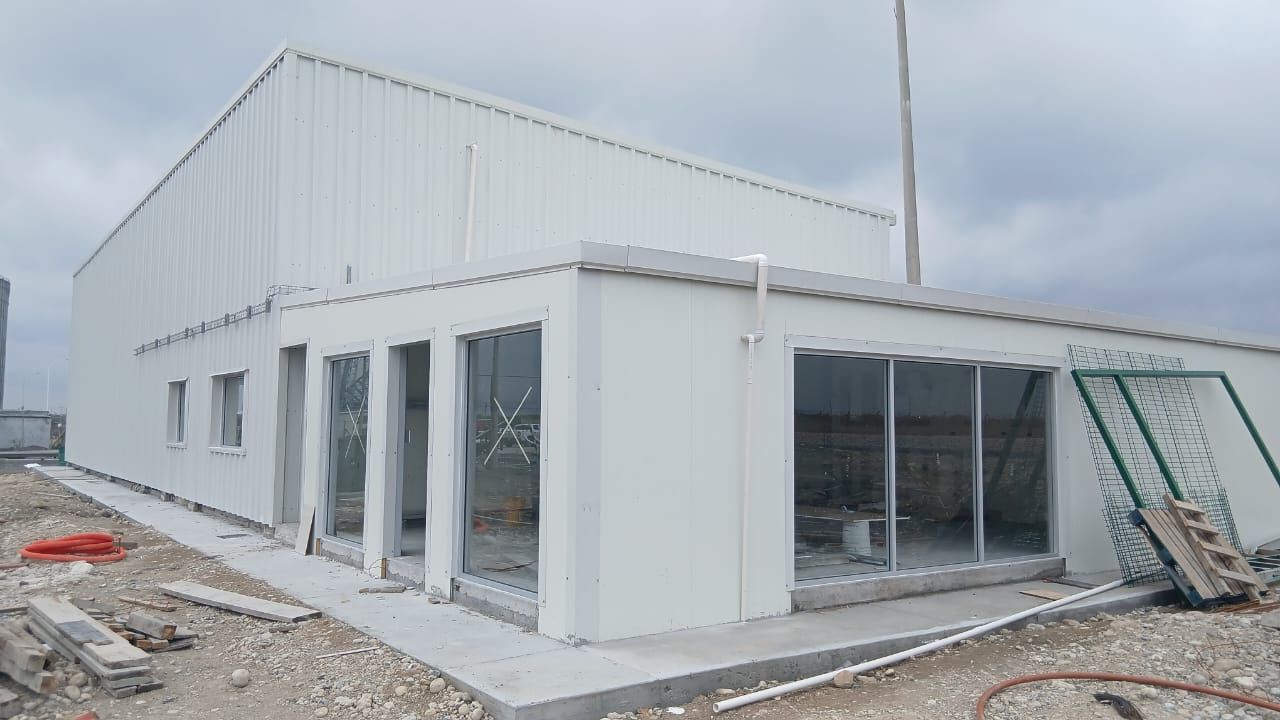 Se está construyendo un edificio blanco con muchas ventanas.