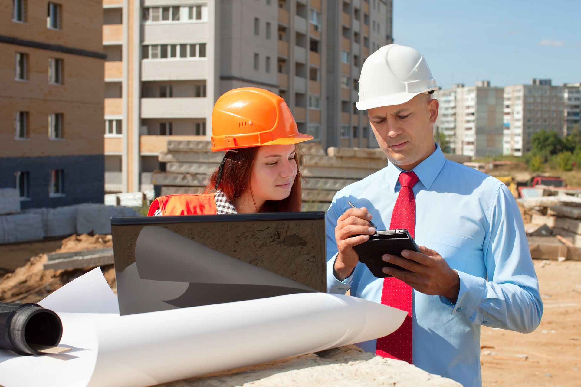 Equipo trabajando en la supervisión de proyectos en obra de construcción Equipo trabajando en la supervisión de proyectos en obra de construcción