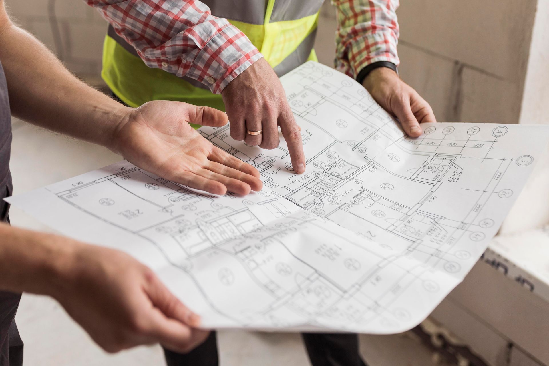 experto revisando la calidad de proyecto de construcción