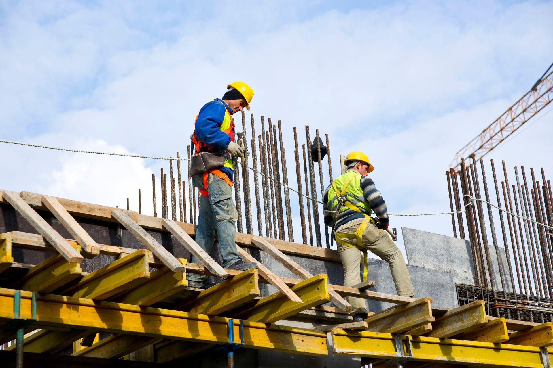 Trabajadores revisando la obra a tiempo 