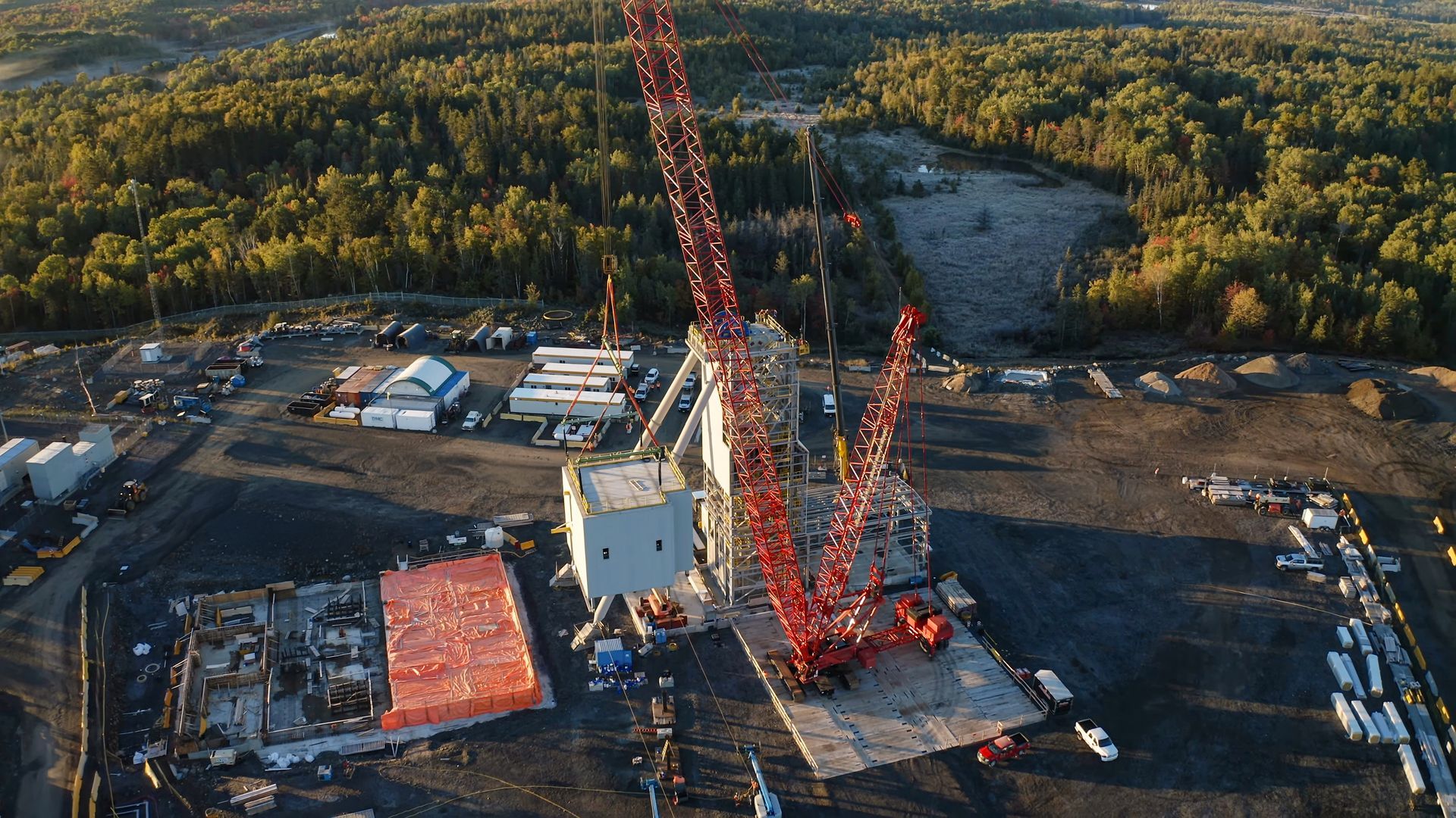 Lifting process of pre-assembled elements with giant cranes. Lifting process of pre-assembled elements with giant cranes.