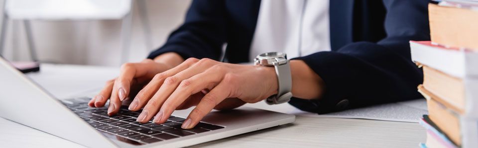 Frau nimmt Fachübersetzung am Laptop vor Frau nimmt Fachübersetzung am Laptop vor