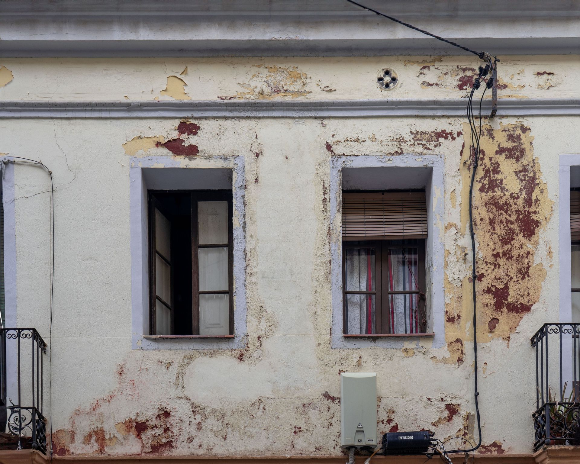 Cracked exterior stucco wall on a Jacksonville, FL home needing repair