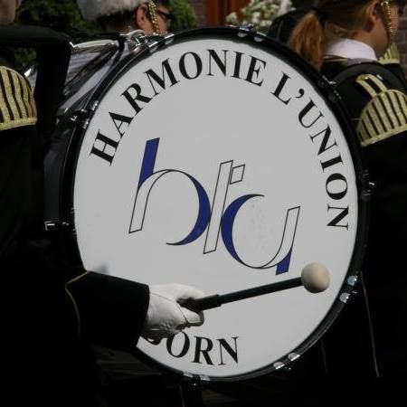 Trommel met de tekst en het logo 