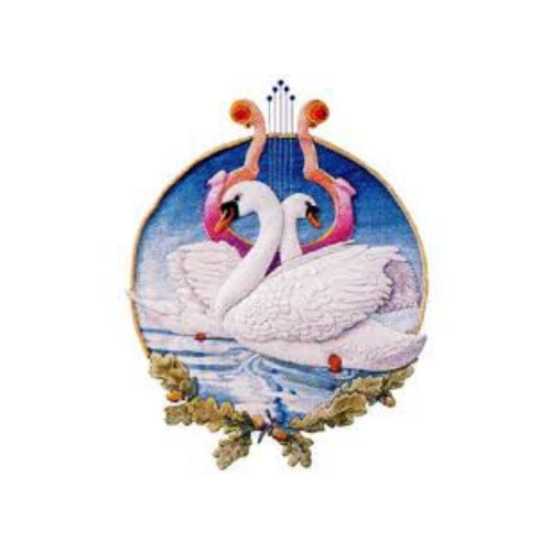 Twee witte zwanen op het water, onder een roze en gouden muziekinstrument, in een ovaal kader met groen.