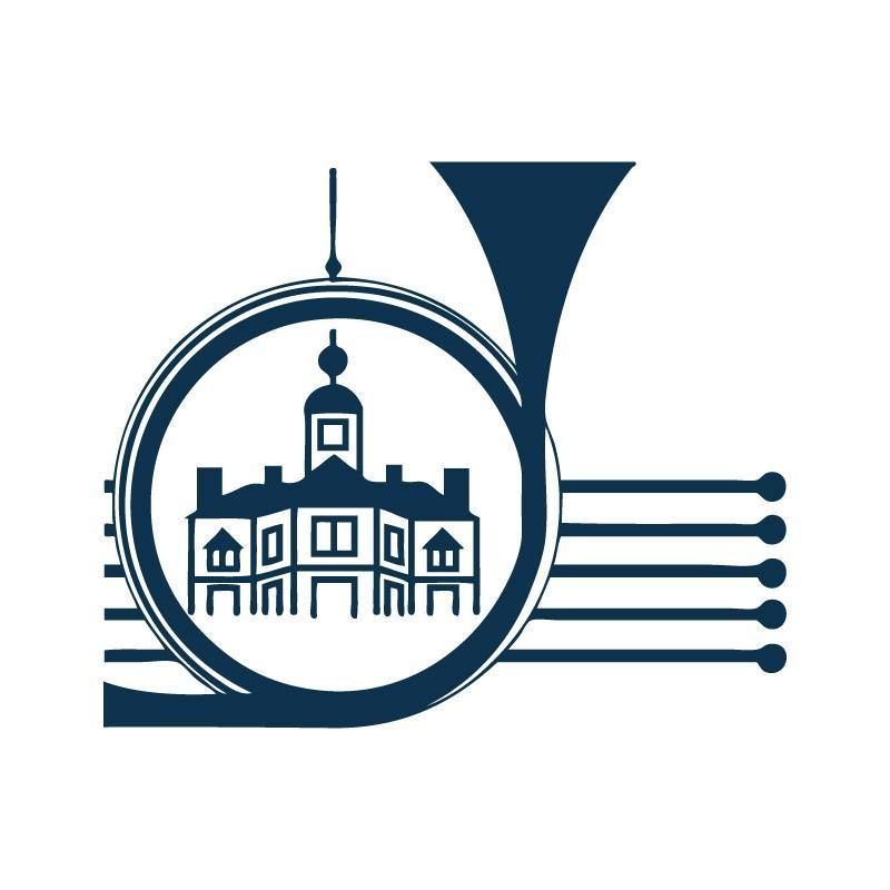 Logo: Blauw koperblaasinstrument met een gebouw in een cirkel, met muzieknotenlijnen.