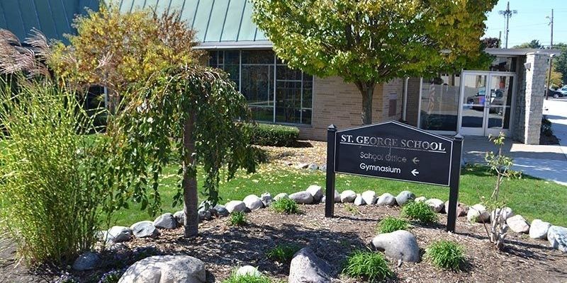 A sign in front of a building that says 2nd street school