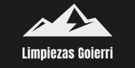 Picos de montaña blancos y rayo sobre 