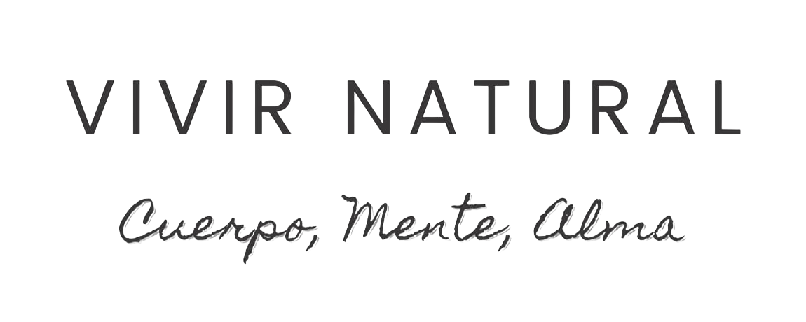 Logotipo de “VIVIR NATURAL” y el lema “Cuerpo, Mente, Alma” 
