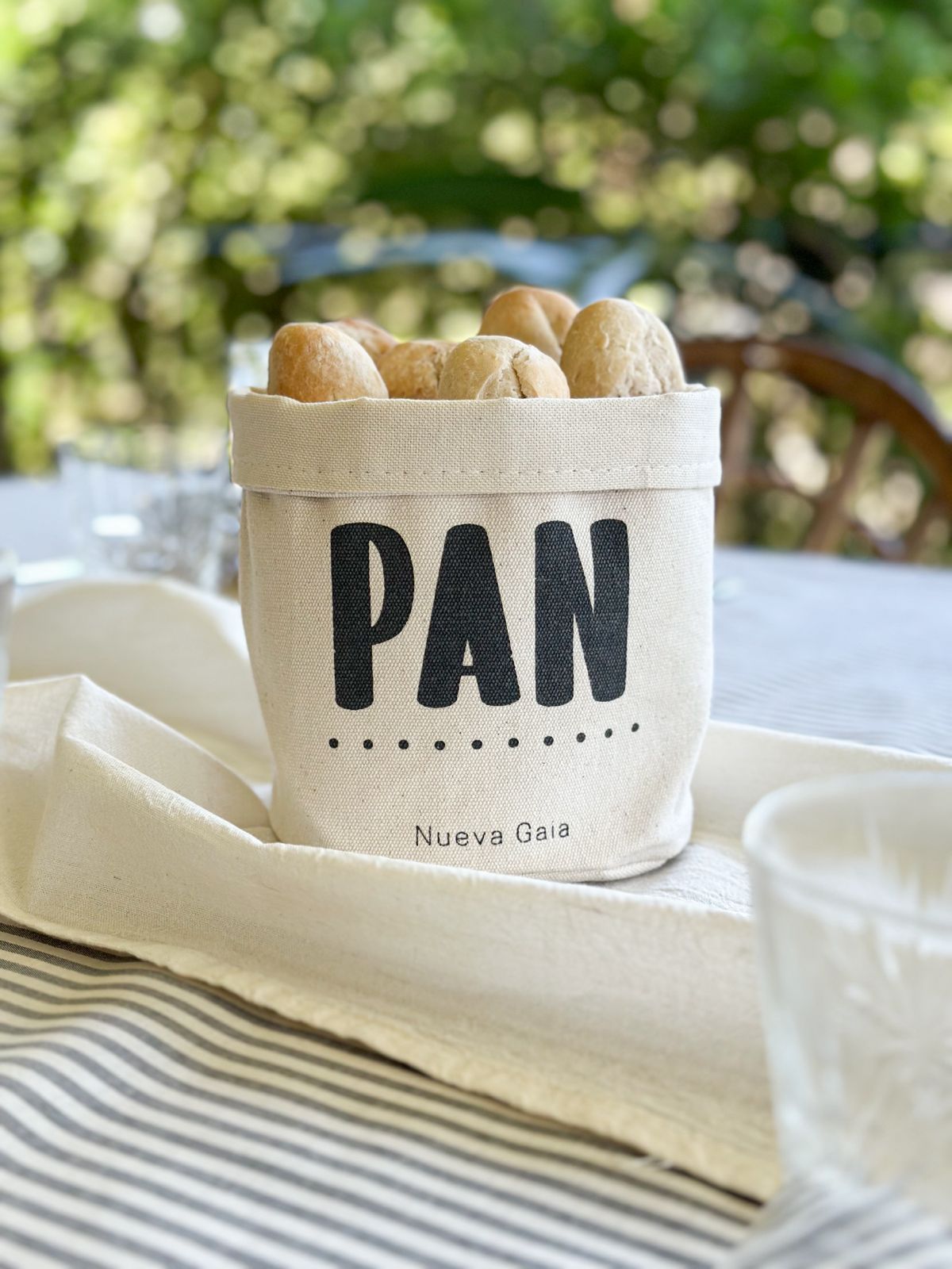 Cesta de pan tejida con la etiqueta 