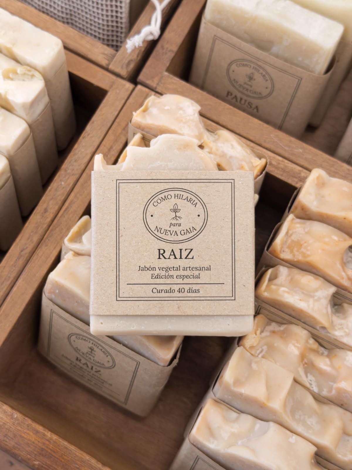 Montones de tarjetas dobladas de color crema con elegantes etiquetas dispuestas sobre una superficie de madera.