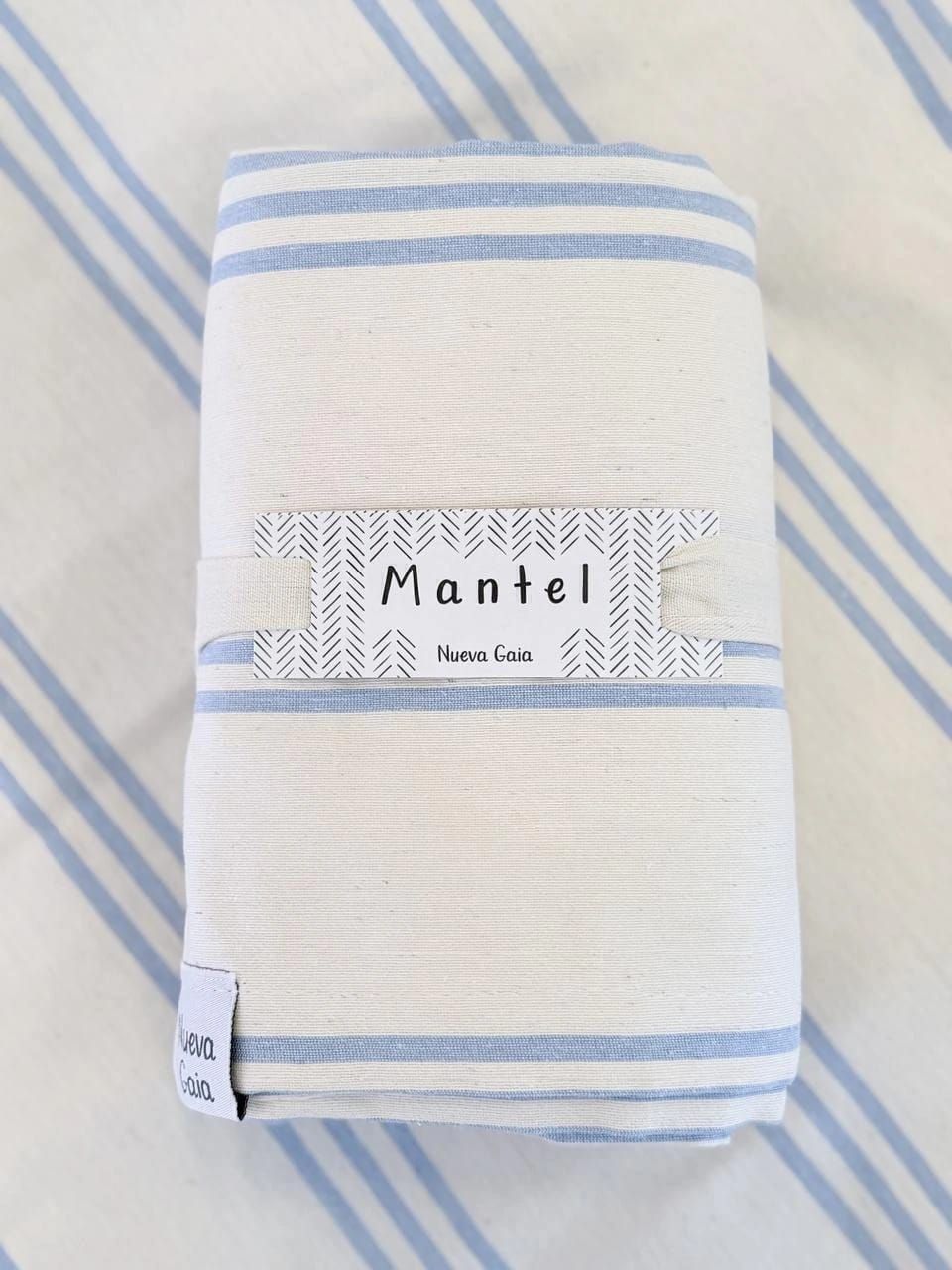Tres paños blancos doblados con rayas azules en una bolsa de tela color crema sobre un suelo moteado.