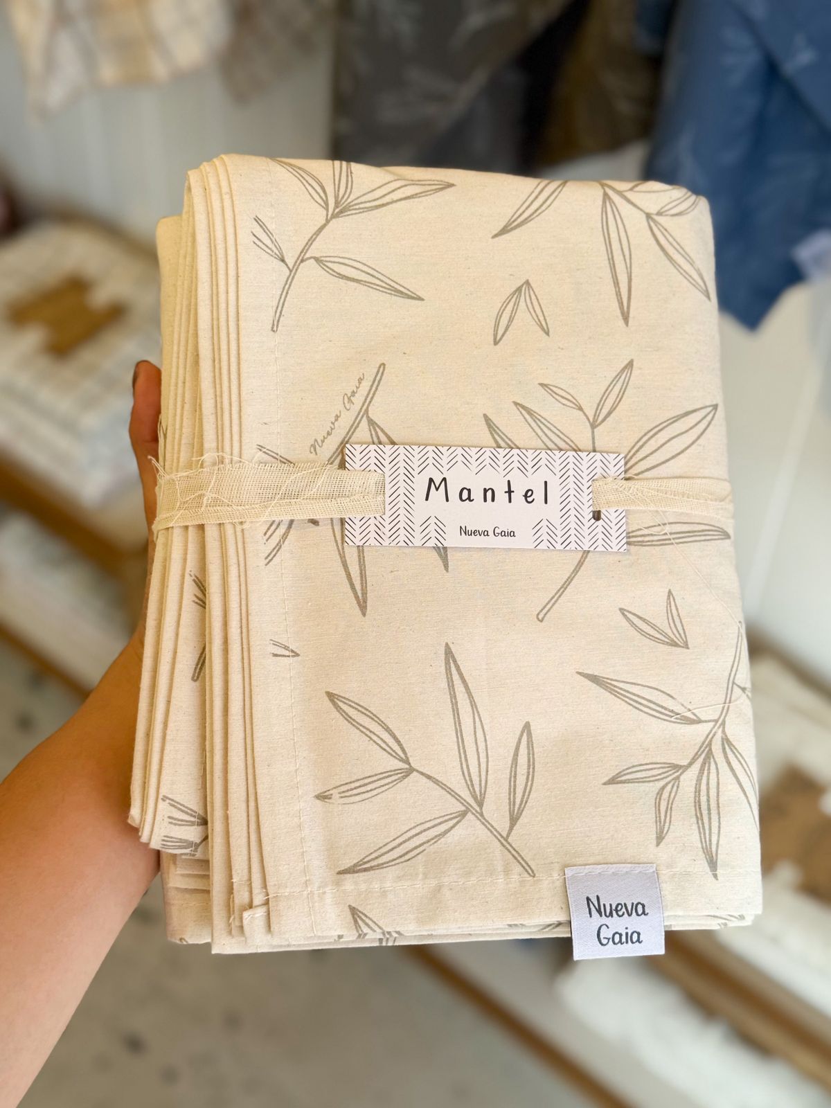 Pila de cuadernos beige con estampado floral y una etiqueta 