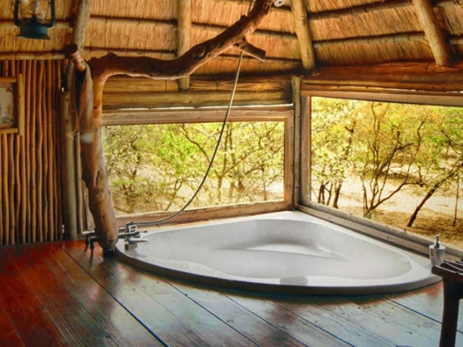 Africana | Pezulu Tree House Lodge outside bath