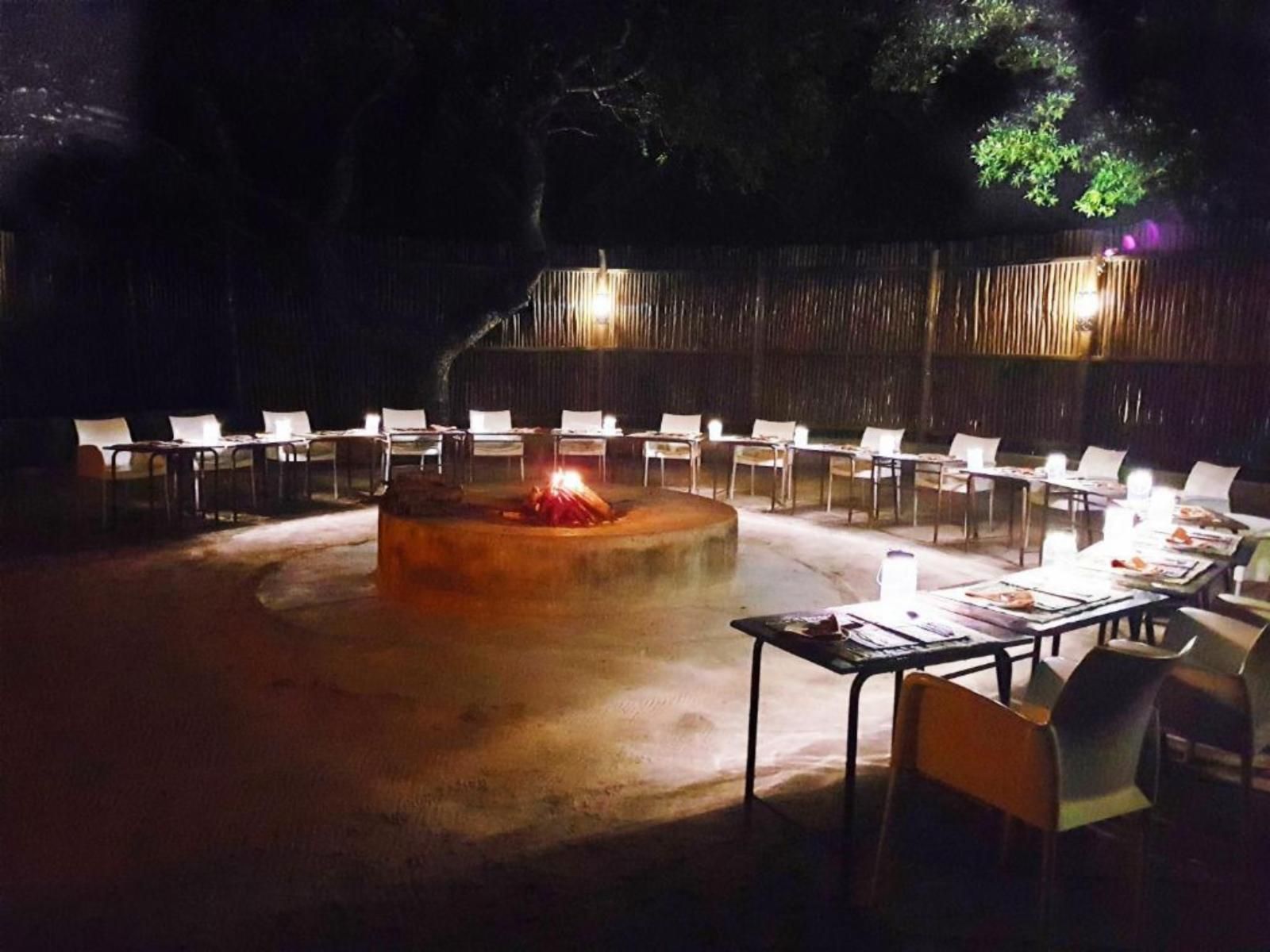 Africana | Pezulu Tree House Lodge outside dining area at night