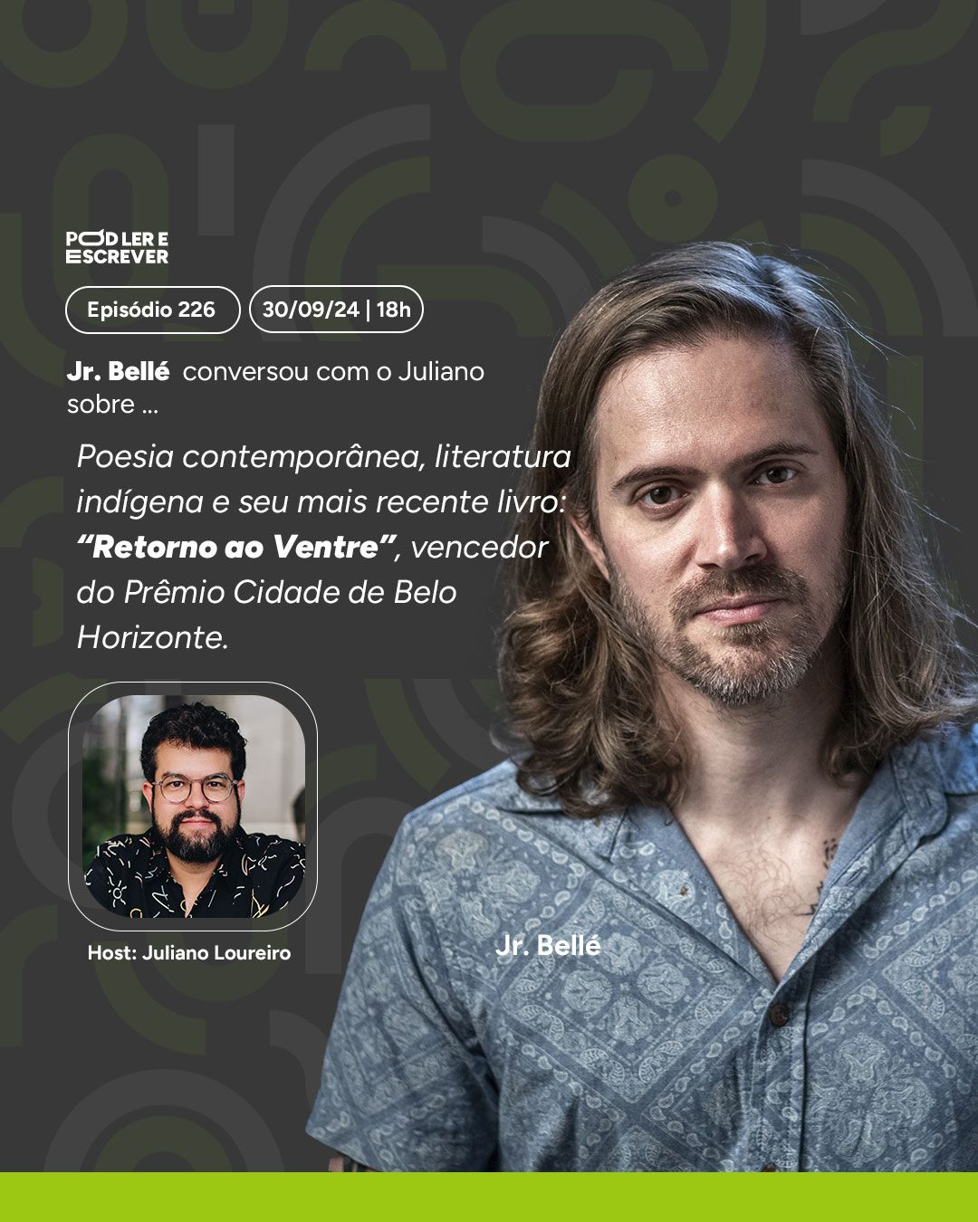 Um homem com cabelos longos e barba está vestindo uma camisa azul.