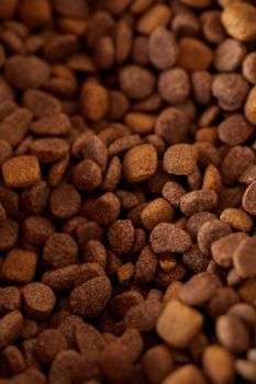 Primer plano de croquetas marrones de comida seca para mascotas que llenan el encuadre.