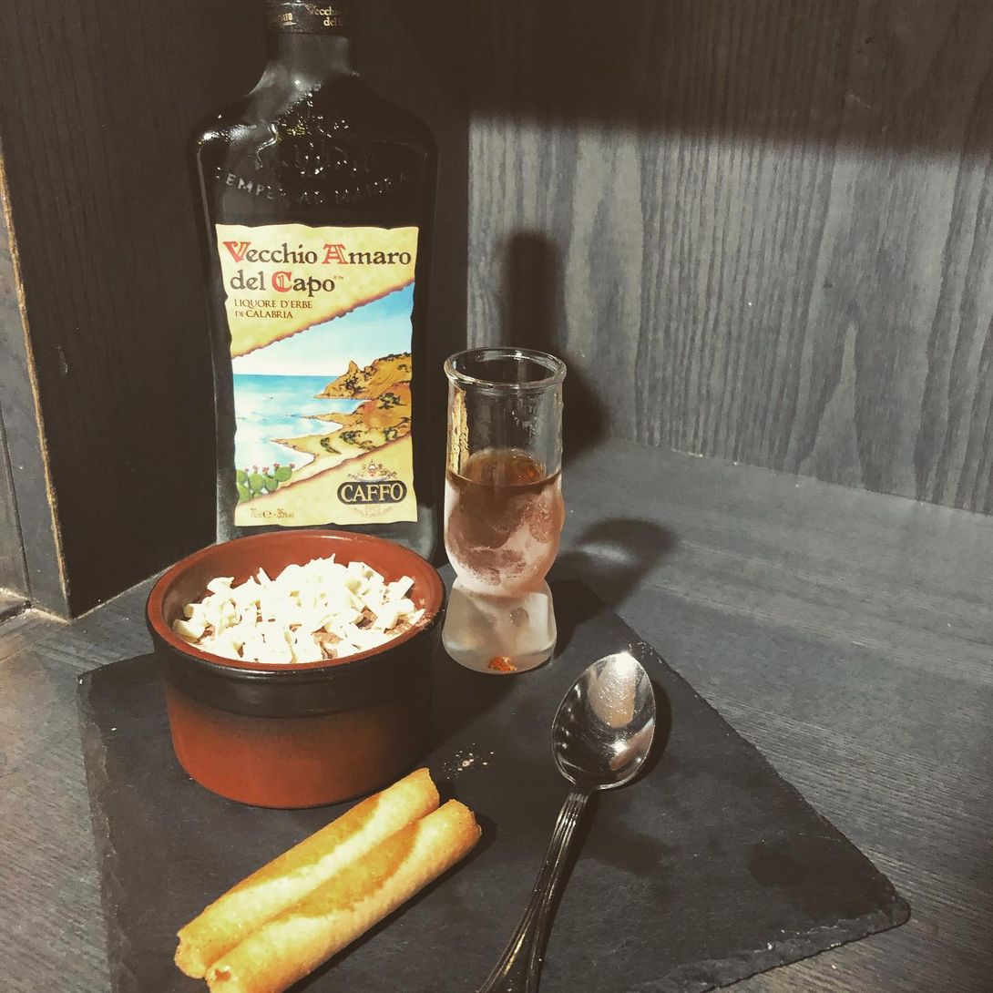 Liquore calabrese con biscotti
