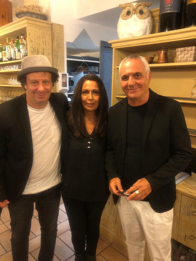 Il personale con Giorgio Panariello - a destra - e Andrea Muzzi- a sinistra