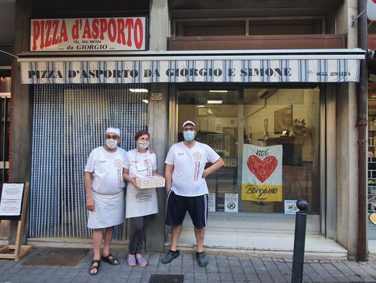 due cuochi in piedi davanti Pizza d’asporto Da Giorgio