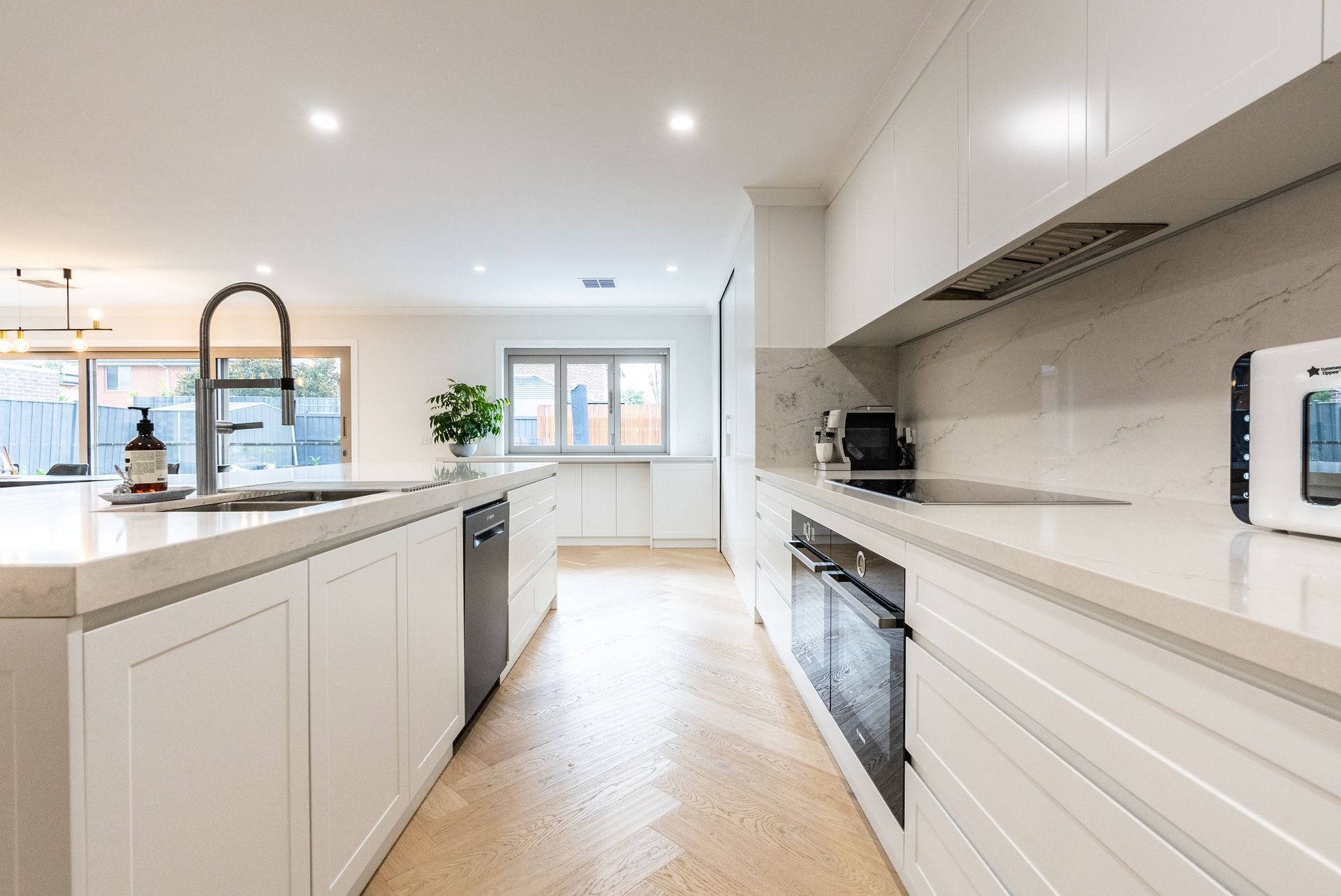 Melbourne’s trusted custom builders and renovators
We at LVN Constructions use over 30 years of expertise and knowledge to build and renovate the home of your dreams. 