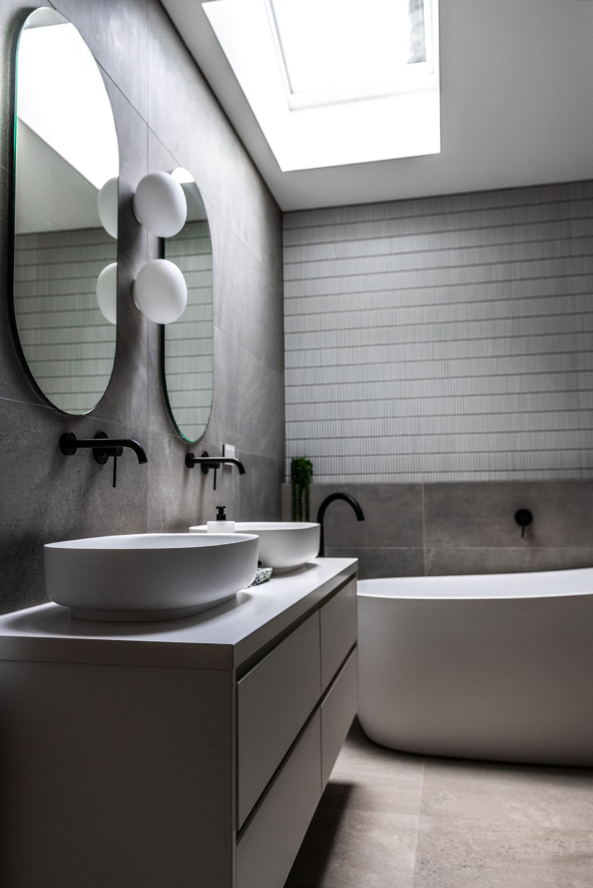 Melbourne’s trusted custom builders and renovators
We at LVN Constructions use over 30 years of expertise and knowledge to build and renovate the home of your dreams. 