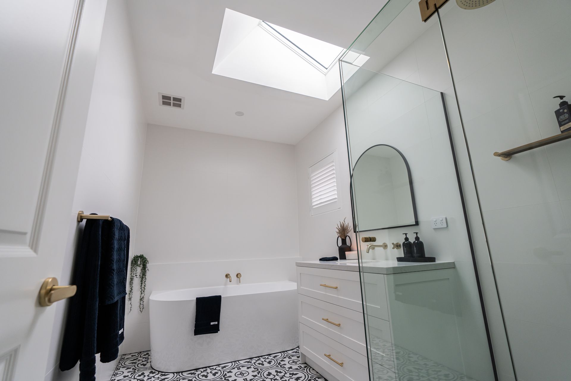 Melbourne’s trusted custom builders and renovators
We at LVN Constructions use over 30 years of expertise and knowledge to build and renovate the home of your dreams. 