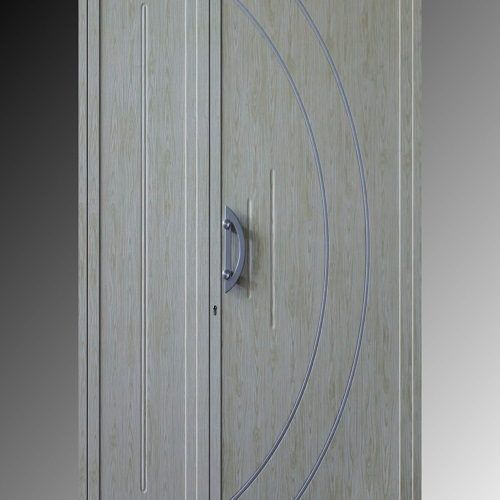 Anta di un mobile in legno con maniglia in metallo e linee decorative curve.