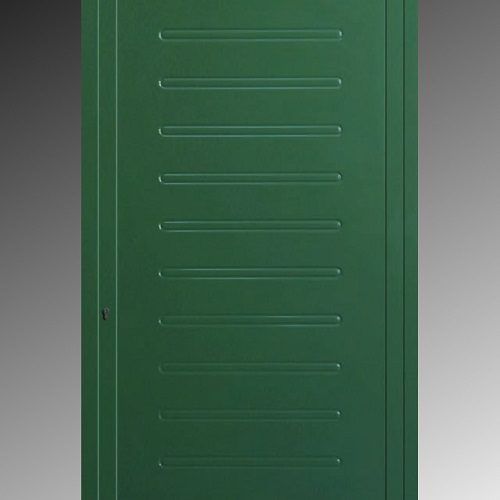Sportello di armadietto in metallo verde con prese d'aria orizzontali e una piccola maniglia su sfondo grigio.