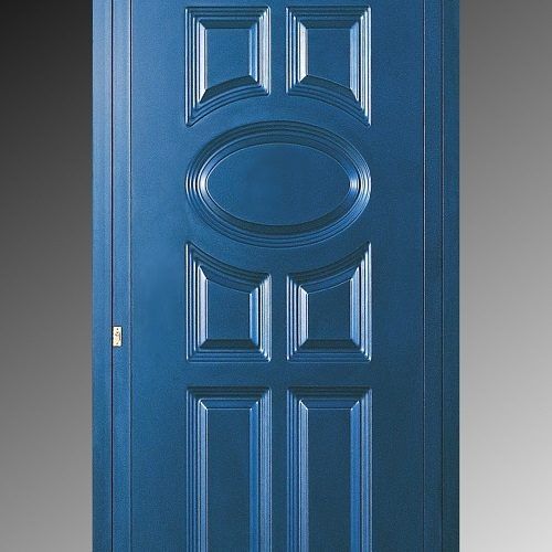 Porta d'ingresso a pannelli blu con inserto in vetro ovale e pannelli decorativi in rilievo.