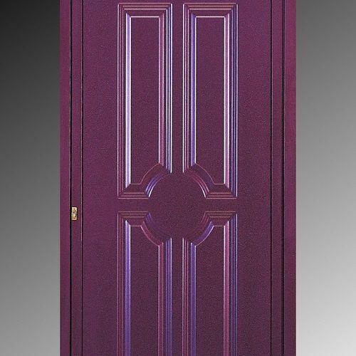 Porta d'ingresso doppia viola con pannelli decorativi e un disegno centrale circolare.