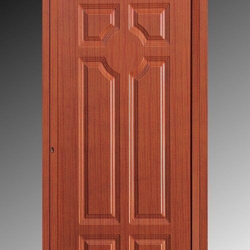 Porta interna con pannelli in legno e finitura marrone rossastra.