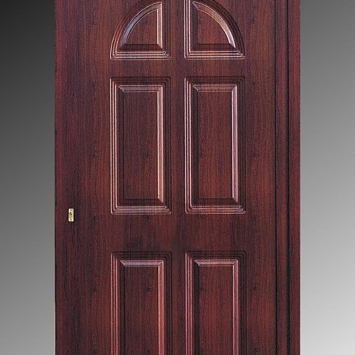 Porta a pannelli in legno scuro con pomello in ottone e pannelli superiori ad arco simili a finestre.