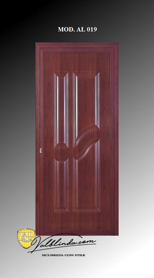 Porta a pannelli in legno scuro con intaglio centrale e etichetta del prodotto su sfondo bianco.
