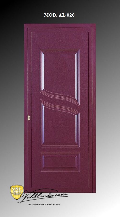 Porta interna a pannelli color bordeaux con inserto decorativo curvo, mostrata su sfondo grigio.