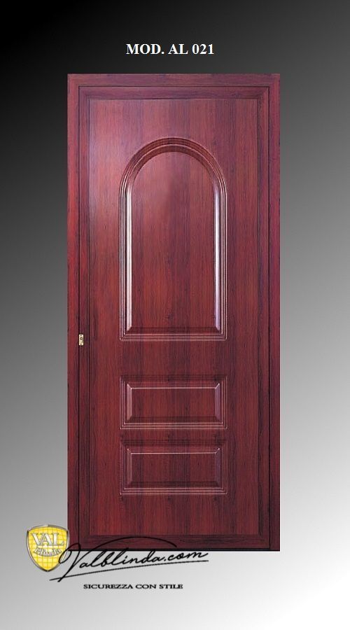 Porta in legno color bordeaux con pannelli decorati ad arco su sfondo grigio, recante la scritta