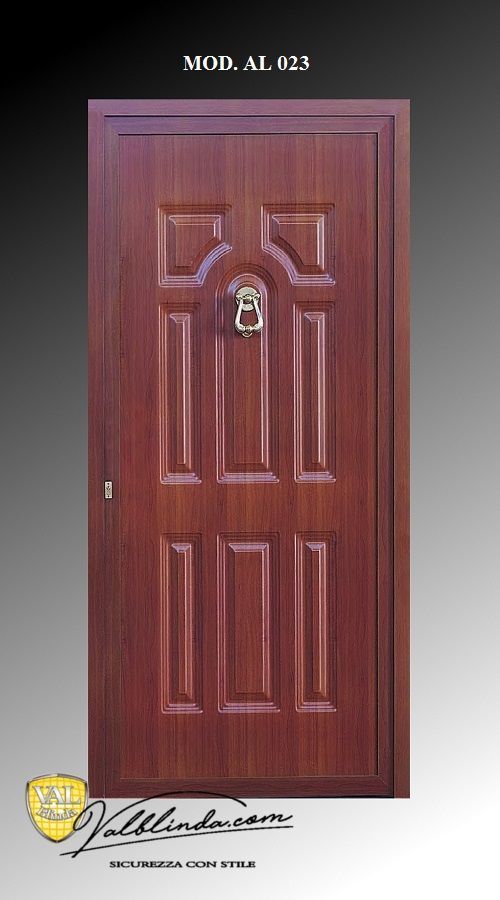 Porta d'ingresso in legno color bordeaux con pannelli intagliati e battente centrale, su sfondo grigio.
