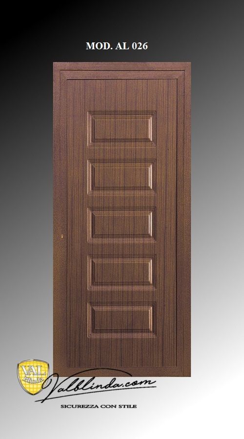 Porta con pannelli in legno su sfondo grigio, con la scritta