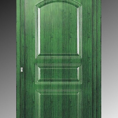 Porta in legno con pannelli verdi, pomello in ottone e pannello superiore arcuato.