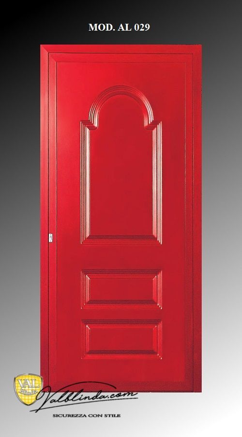 Porta interna a pannelli rossi con dettaglio ad arco nella parte superiore, mostrata su sfondo grigio.