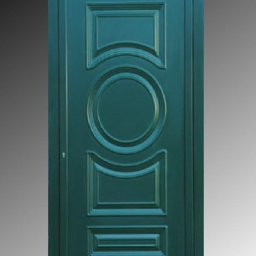 Porta decorativa color verde acqua con pannelli e motivi in rilievo circolari e rettangolari.