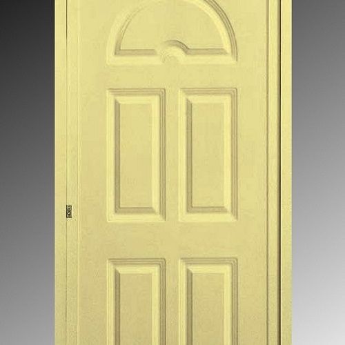 Porta interna a pannelli beige con pannello superiore ad arco su una parete chiara