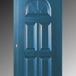 Porta interna a pannelli blu con un pannello finestrato ad arco nella parte superiore.