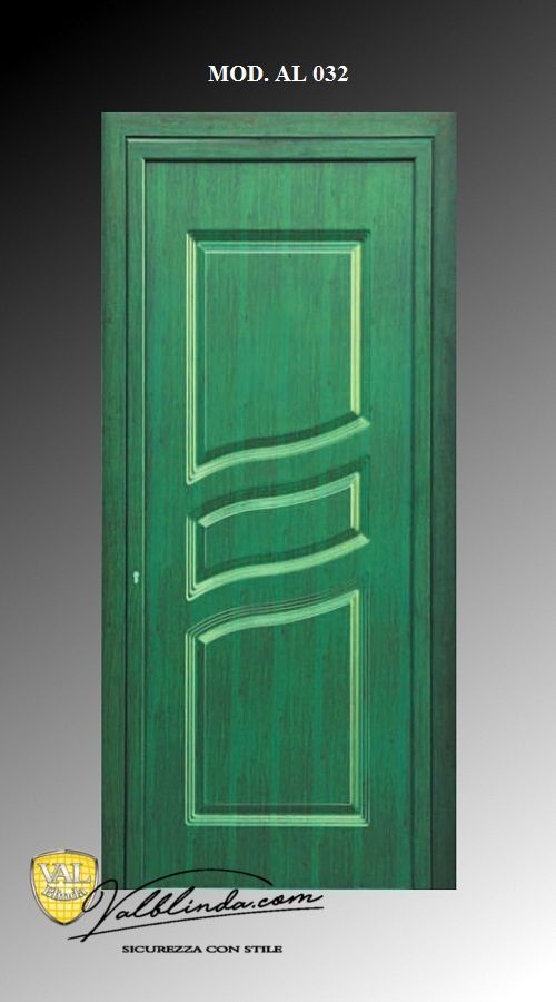 Porta a pannelli verdi con pannelli centrali decorativi ondulati su sfondo grigio, recante la scritta
