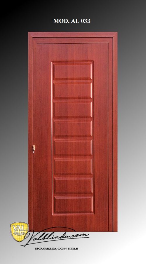 Porta a pannelli in legno rosso con maniglia, mostrata su sfondo scuro.