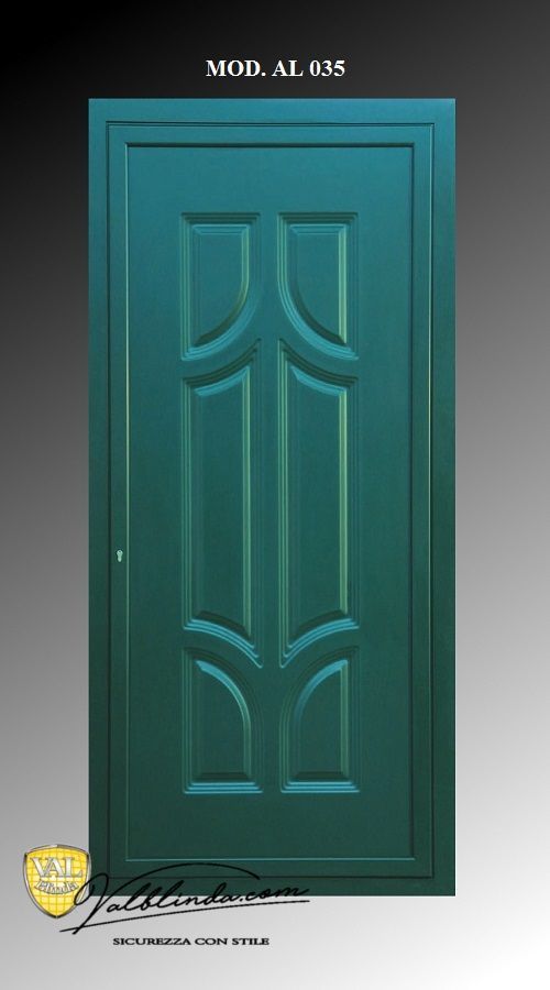 Porta d'ingresso decorativa color verde acqua con pannelli geometrici intagliati su sfondo bianco.