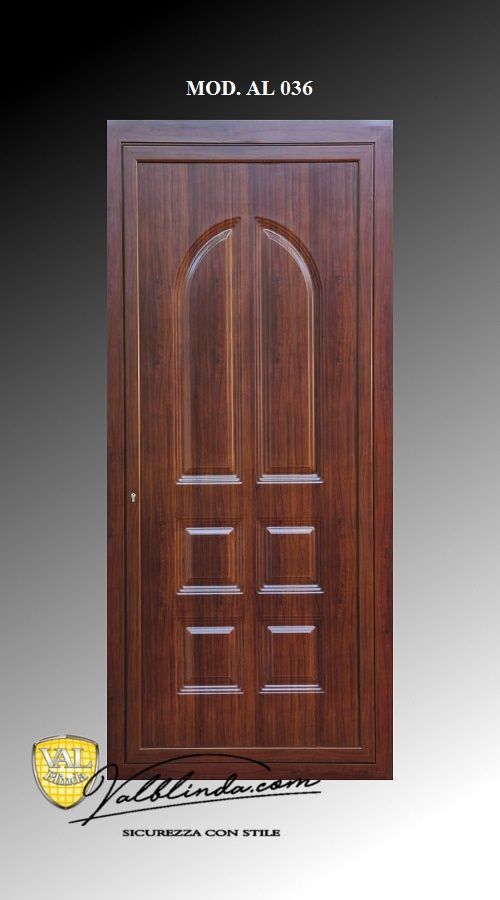 Porta in legno marrone con pannelli decorati ad arco, mostrata come immagine di catalogo su sfondo chiaro.