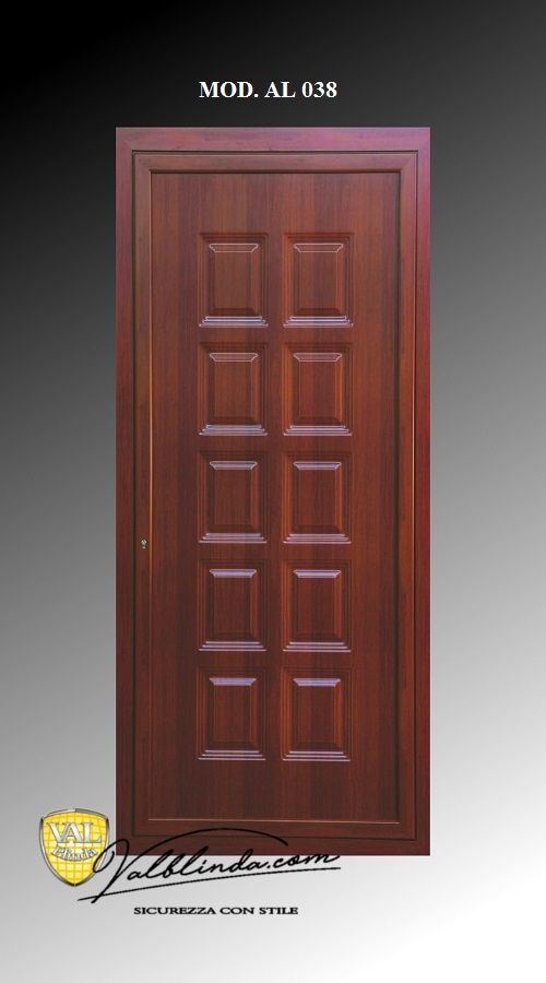 Porta in legno con pannelli in mogano e cornice decorativa, mostrata su uno sfondo che sfuma dal nero al bianco.